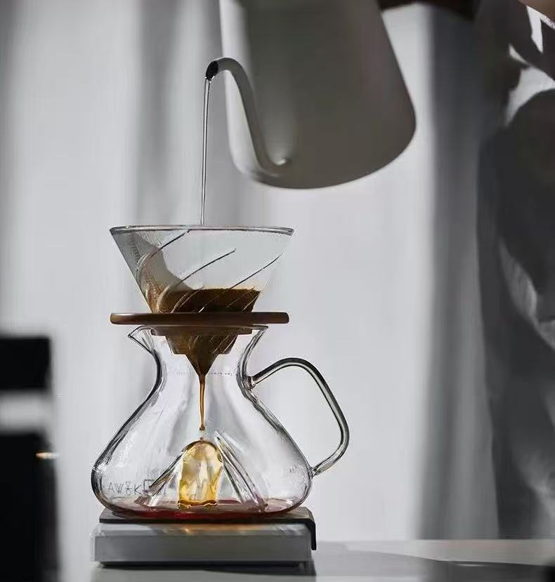 MUVNA Tornado-Style Wide Belly Carafe